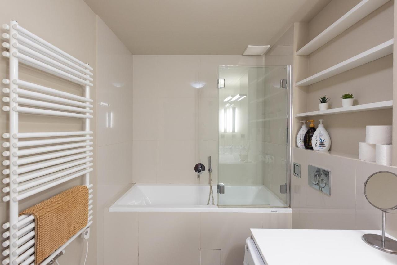 New Luxury Apt With Ac&Parking In The Center Of Prague Apartment Bagian luar foto